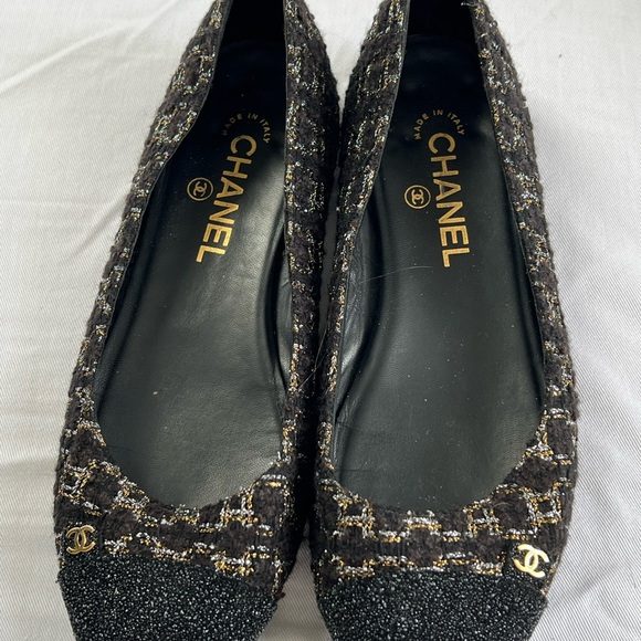 CHANEL Black and Gold Tweed Flats - Picture 10 of 12